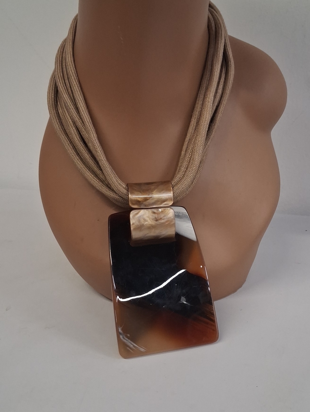 NWOT Womens Olivia Divine Brown Acrylic Pendant Necklace